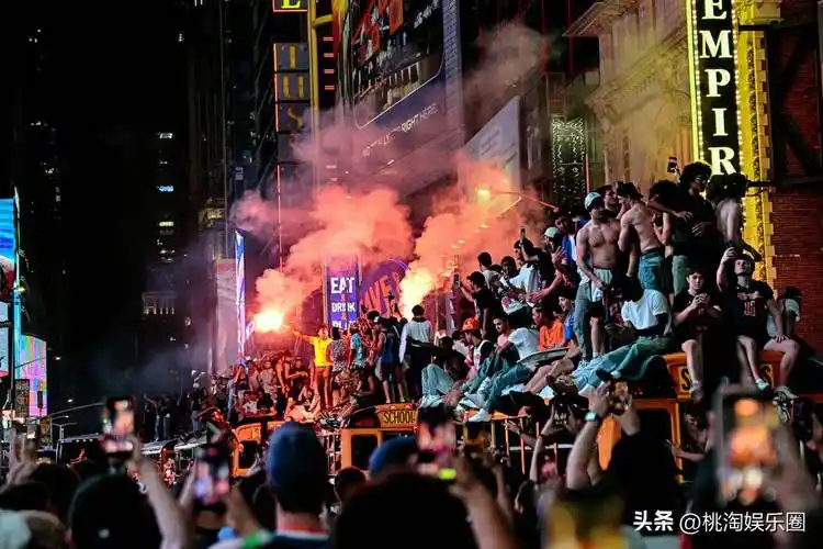 纽约疯狂体育周末:世界杯热潮未退,百万人尼克斯游行震惊全美